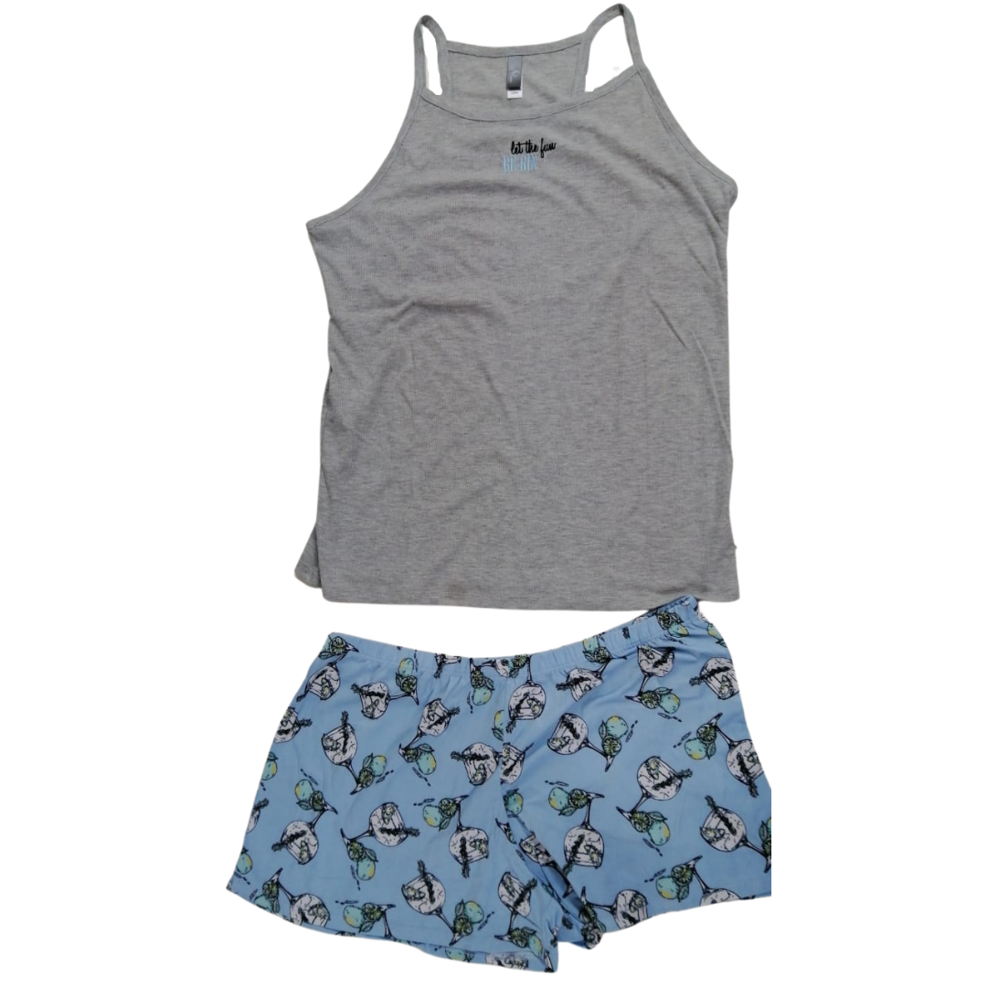 Pijama gris con shorts azules