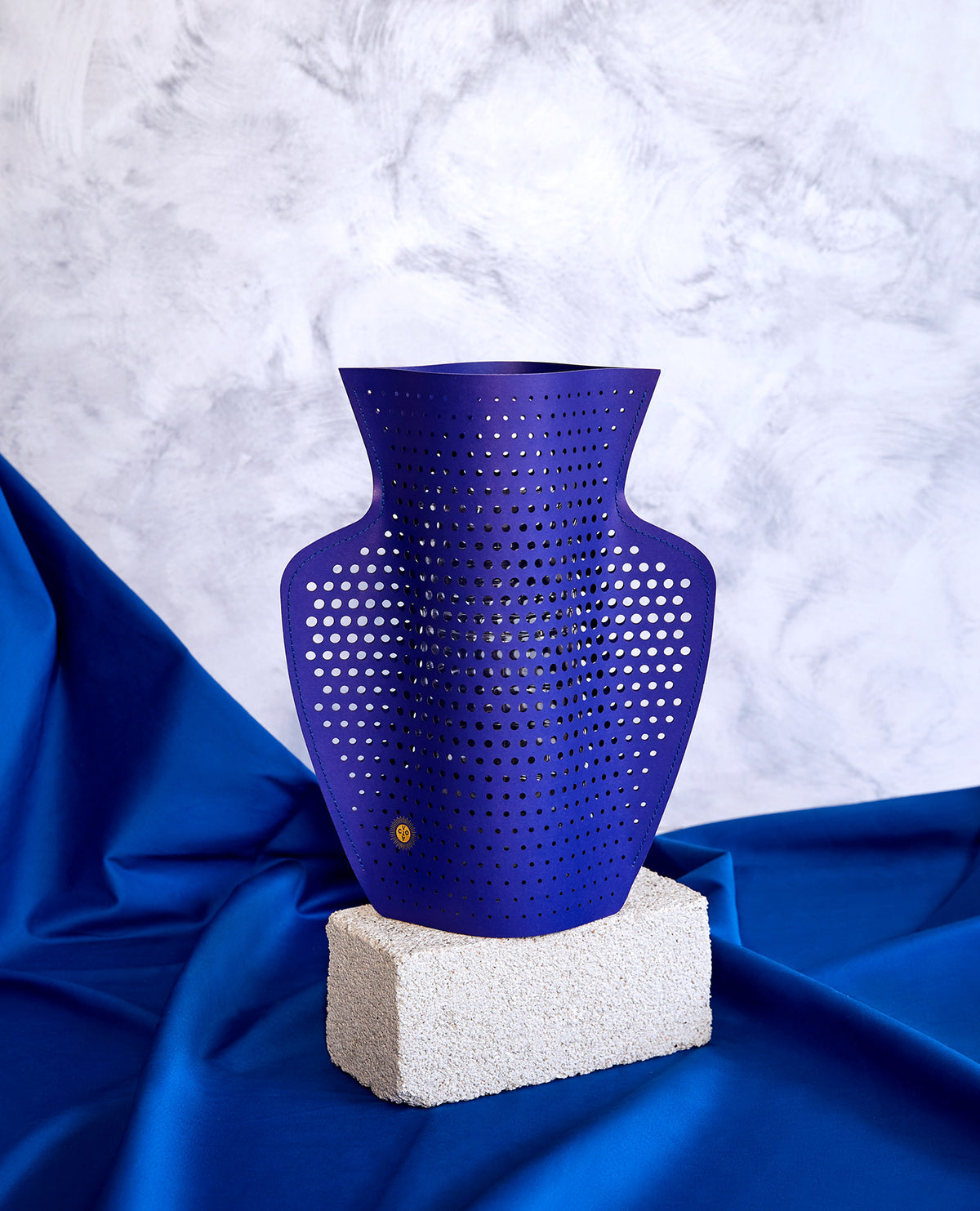 Jarrón de papel azul helio