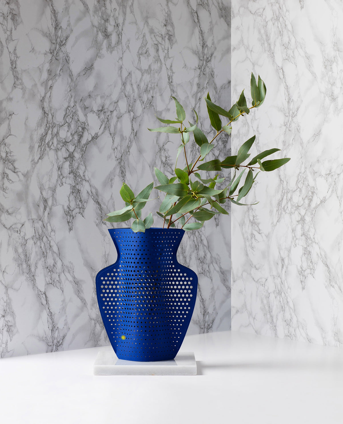 Jarrón de papel azul helio
