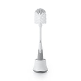 Cepillo limpia biberones OXO Tot con limpiador de tetinas y soporte gris
