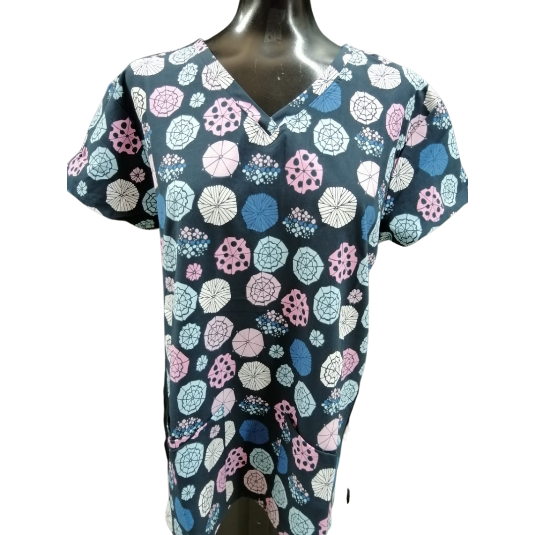 Camisa estampada azul marino con símbolos multicolor