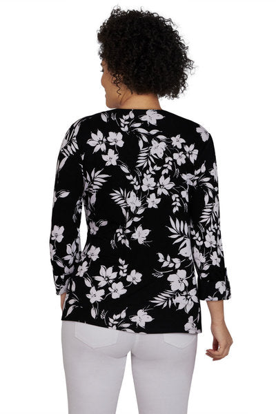 Blusa negra con flores blancas - Ruby Rd