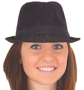 Sombrero fedora con encaje negro superpuesto