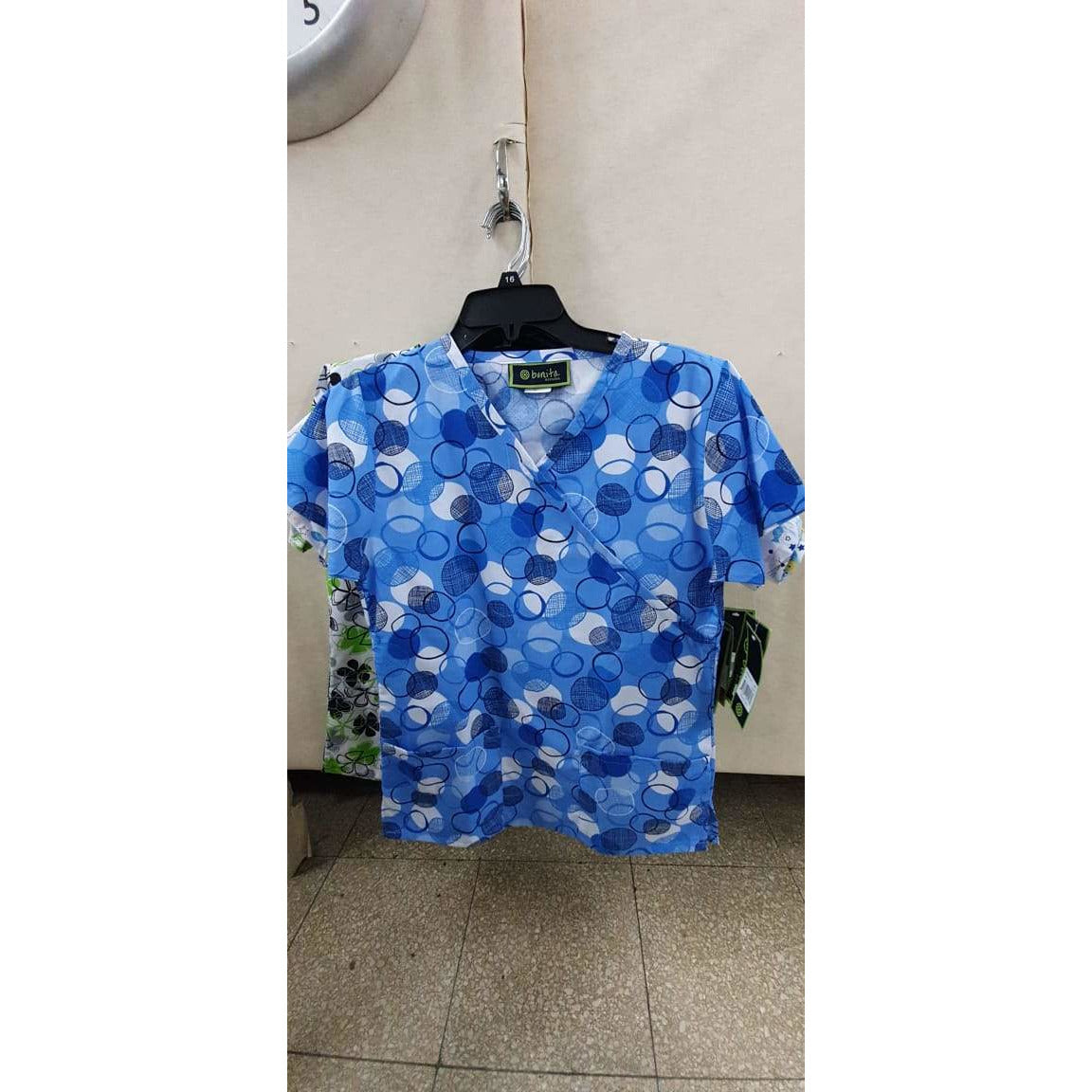 Batas de tela azul con círculos