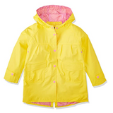 Chaqueta de lluvia amarilla con botones rosas