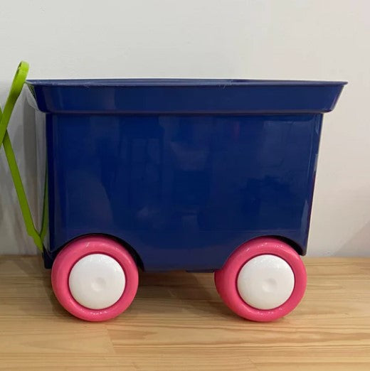 Carro de arrastre azul con ruedas rosas
