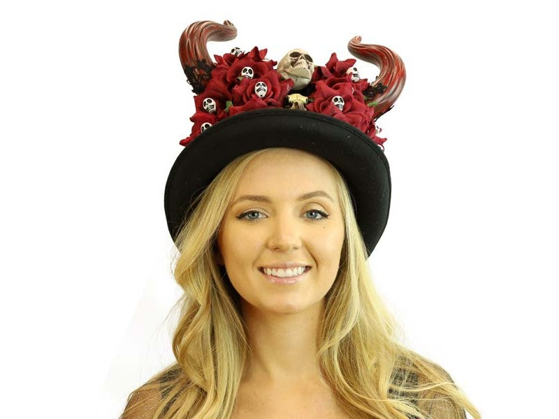 Sombrero de flores con forma de cuerno