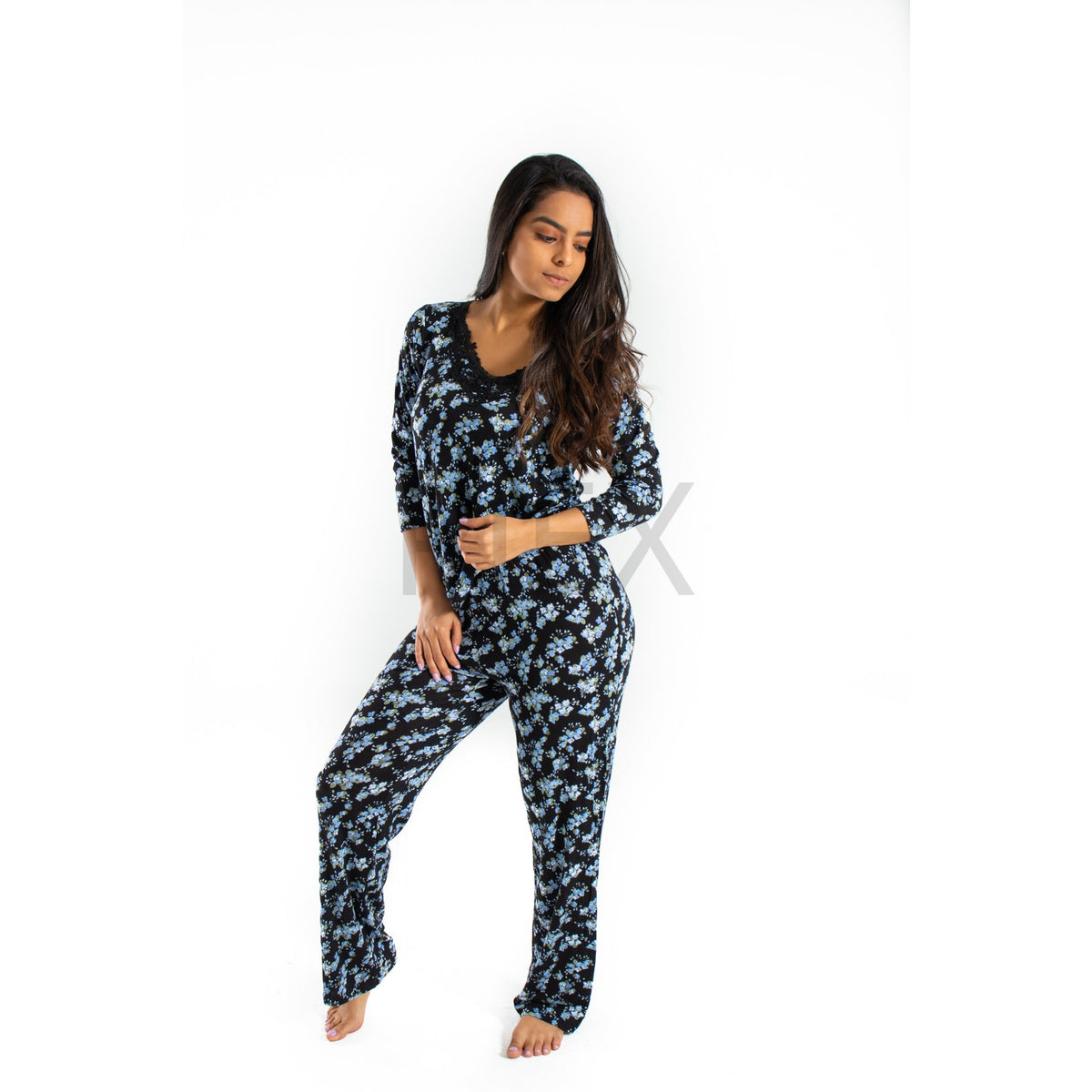 Pijama negra de flores azules