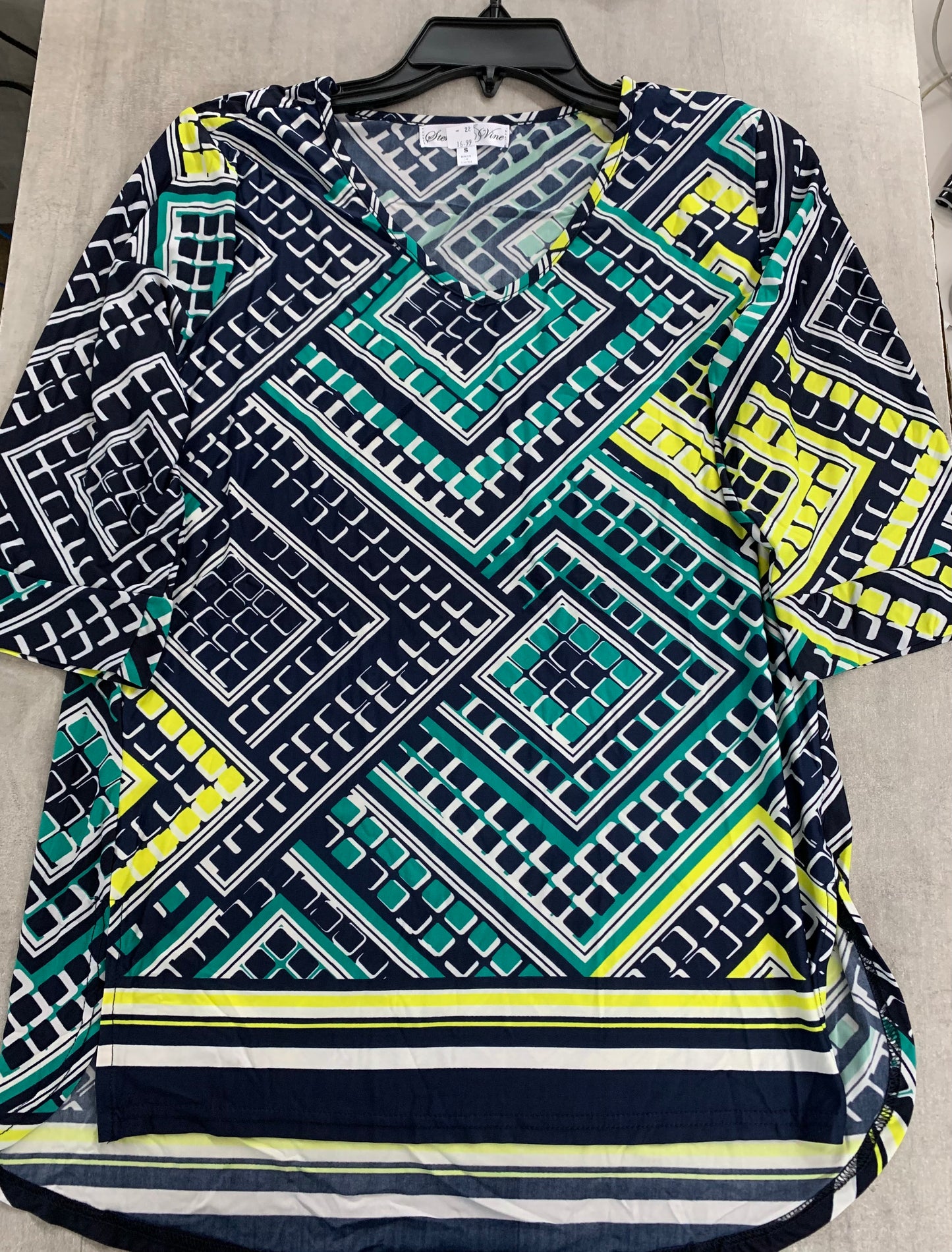 MANGAS 3/4, CUELLO EN V - VERDE AZULADO/AMARILLO/NEGRO