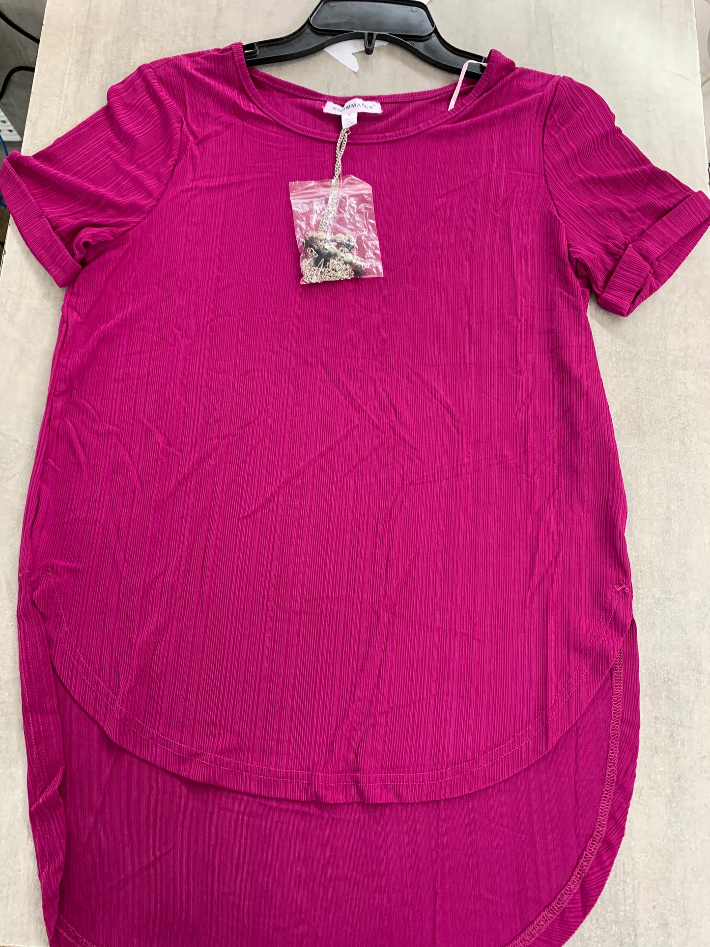 CUELLO REDONDO M/C CON COLLAR, BAJO ASIMÉTRICO (ALTO-BAJO)-FUCSIA