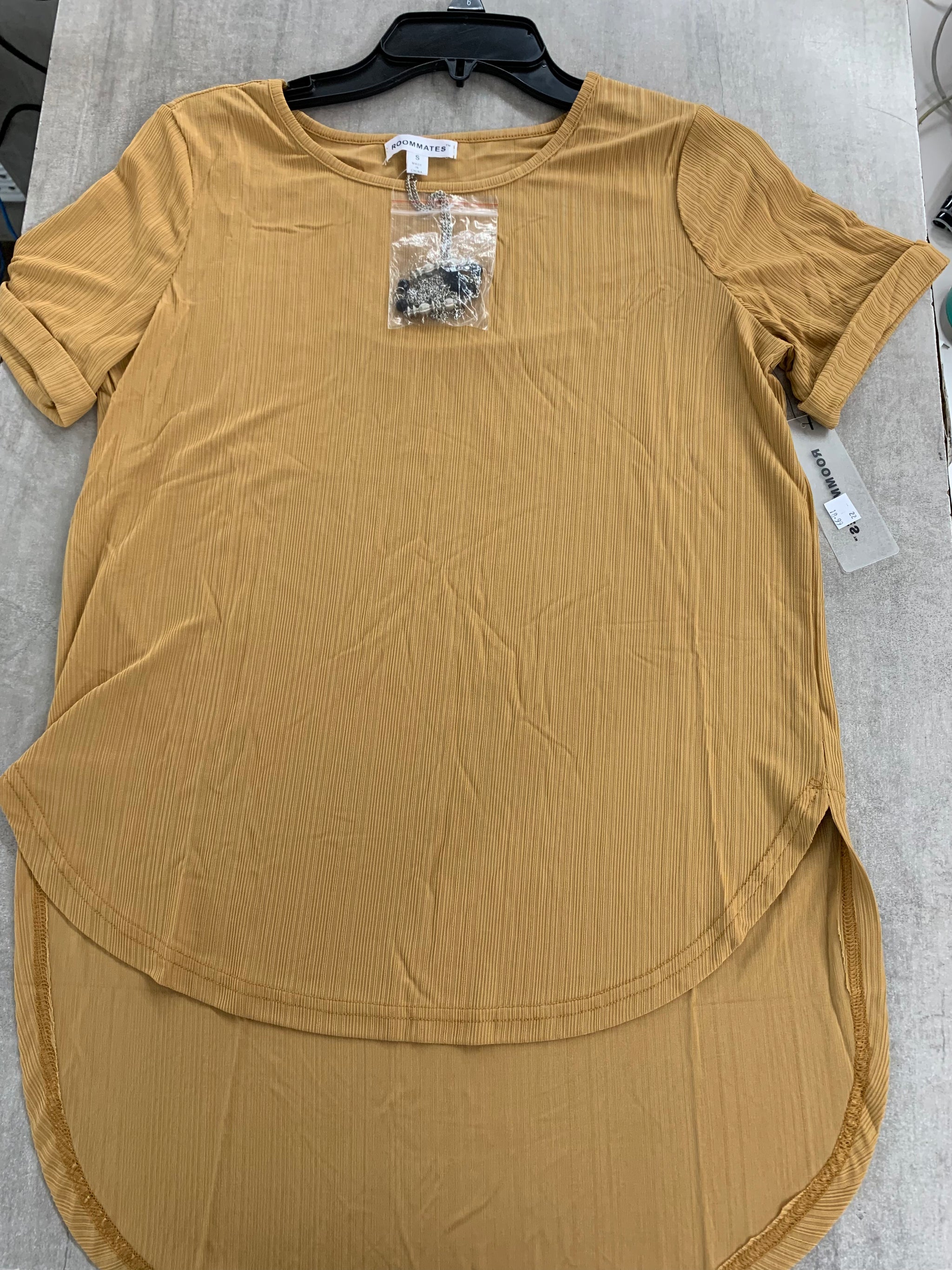 CAMISETA M/C CUELLO REDONDO CON COLLAR Y BAJO ASIMÉTRICO - COLOR MOSTAZA