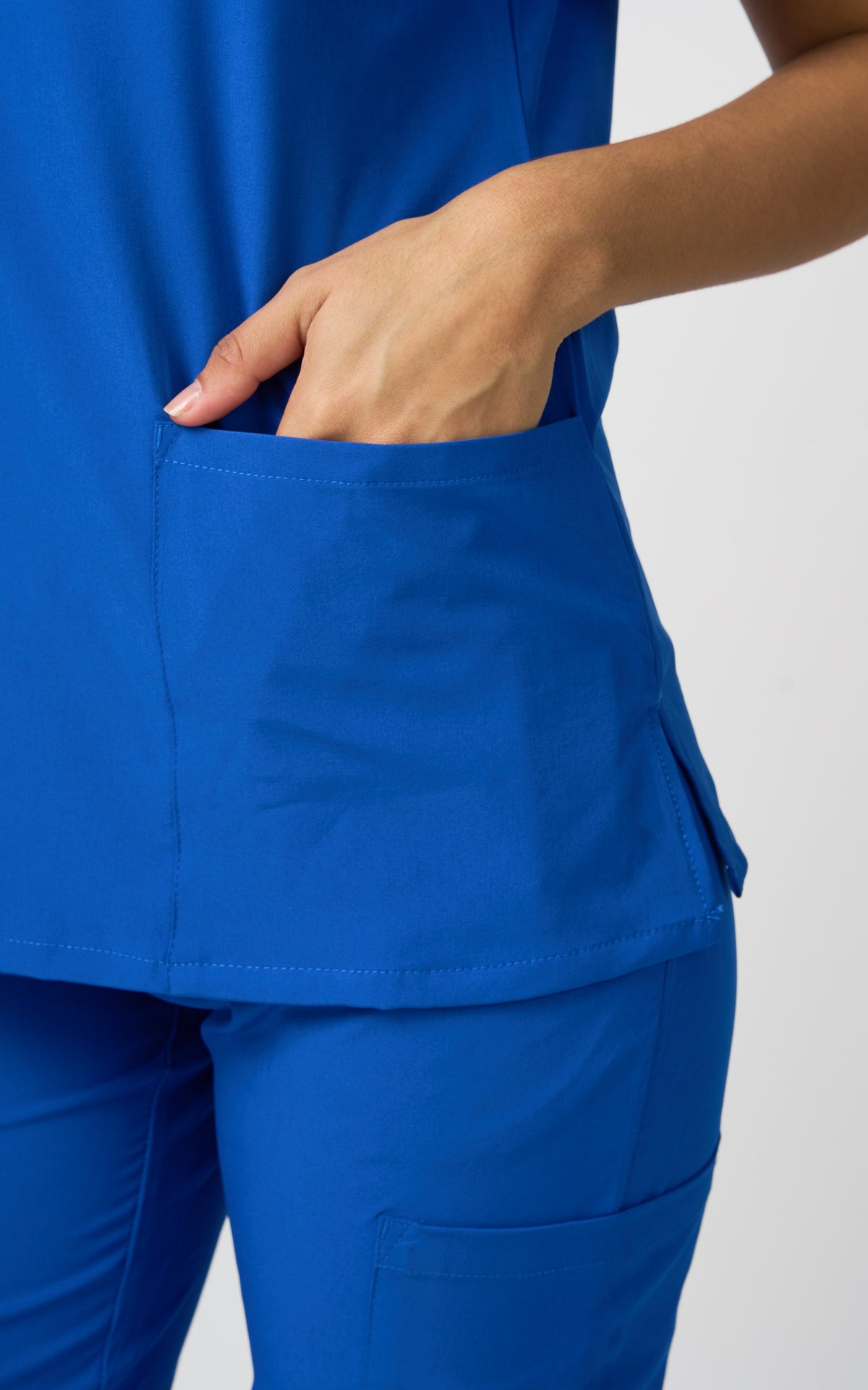 UNIFORME STRECH AZUL REY - AZUL ELÉCTRICO MODELO JOGGER (AJUSTE ENTALLADO)