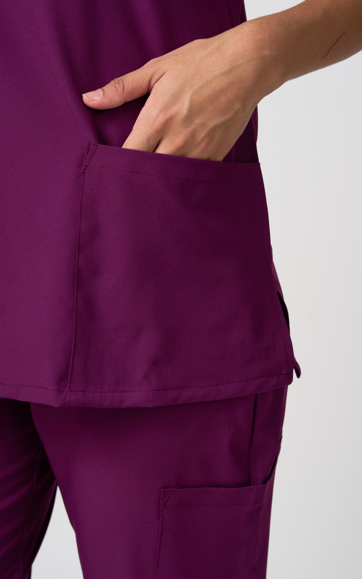 UNIFORME STRECH MORADO - BERRY MODELO JOGGER (AJUSTE ENTALLADO)