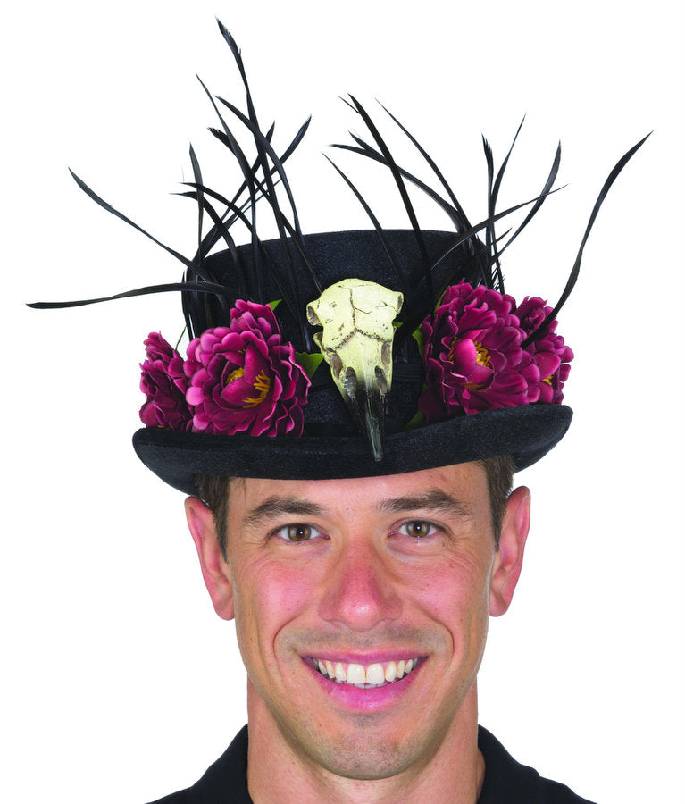 Sombrero de copa de terciopelo negro con calavera de cuervo, rosas y plumas