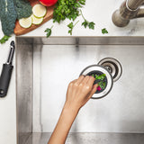 OXO GG 2 EN 1 COLADOR Y TAPÓN DE SILICONA