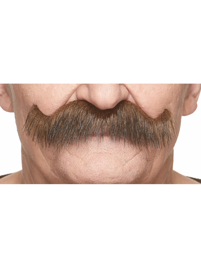 Bigotes, marrón oscuro